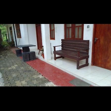 Dinesh Guest House Катарагама Екстер'єр фото