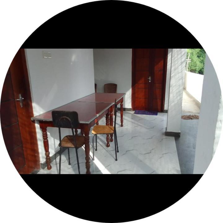Dinesh Guest House Катарагама Екстер'єр фото