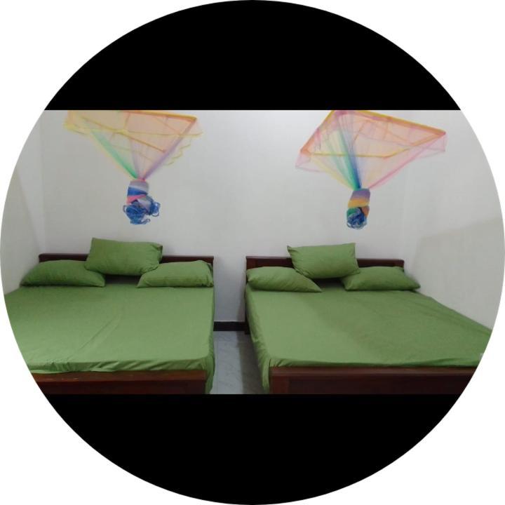 Dinesh Guest House Катарагама Екстер'єр фото