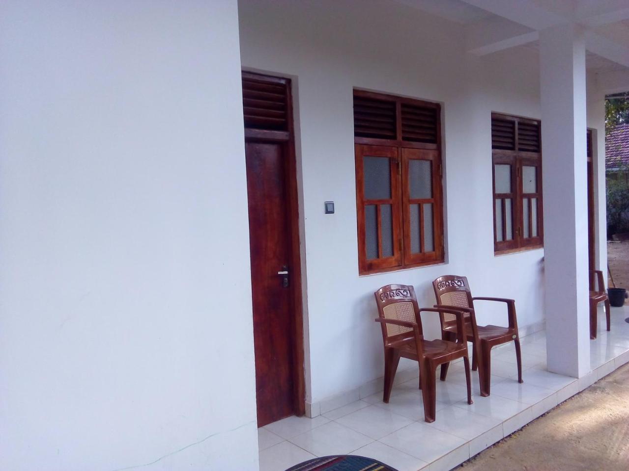 Dinesh Guest House Катарагама Екстер'єр фото