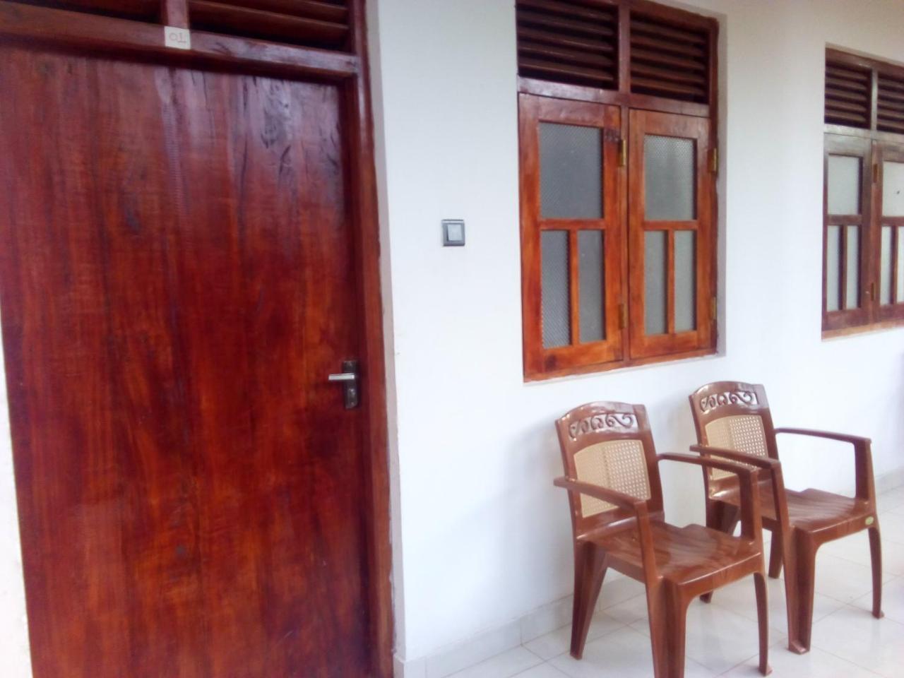 Dinesh Guest House Катарагама Екстер'єр фото