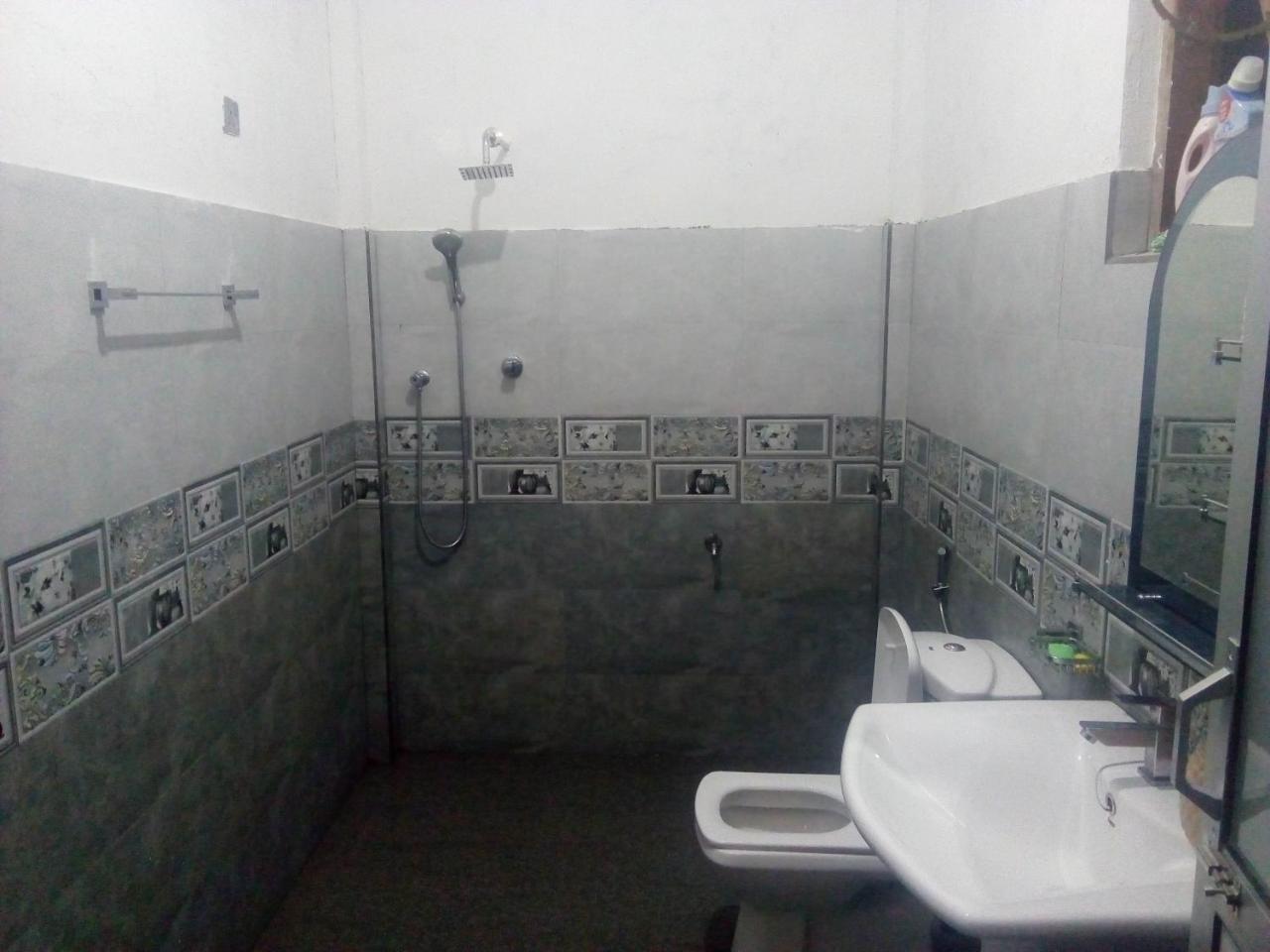 Dinesh Guest House Катарагама Екстер'єр фото