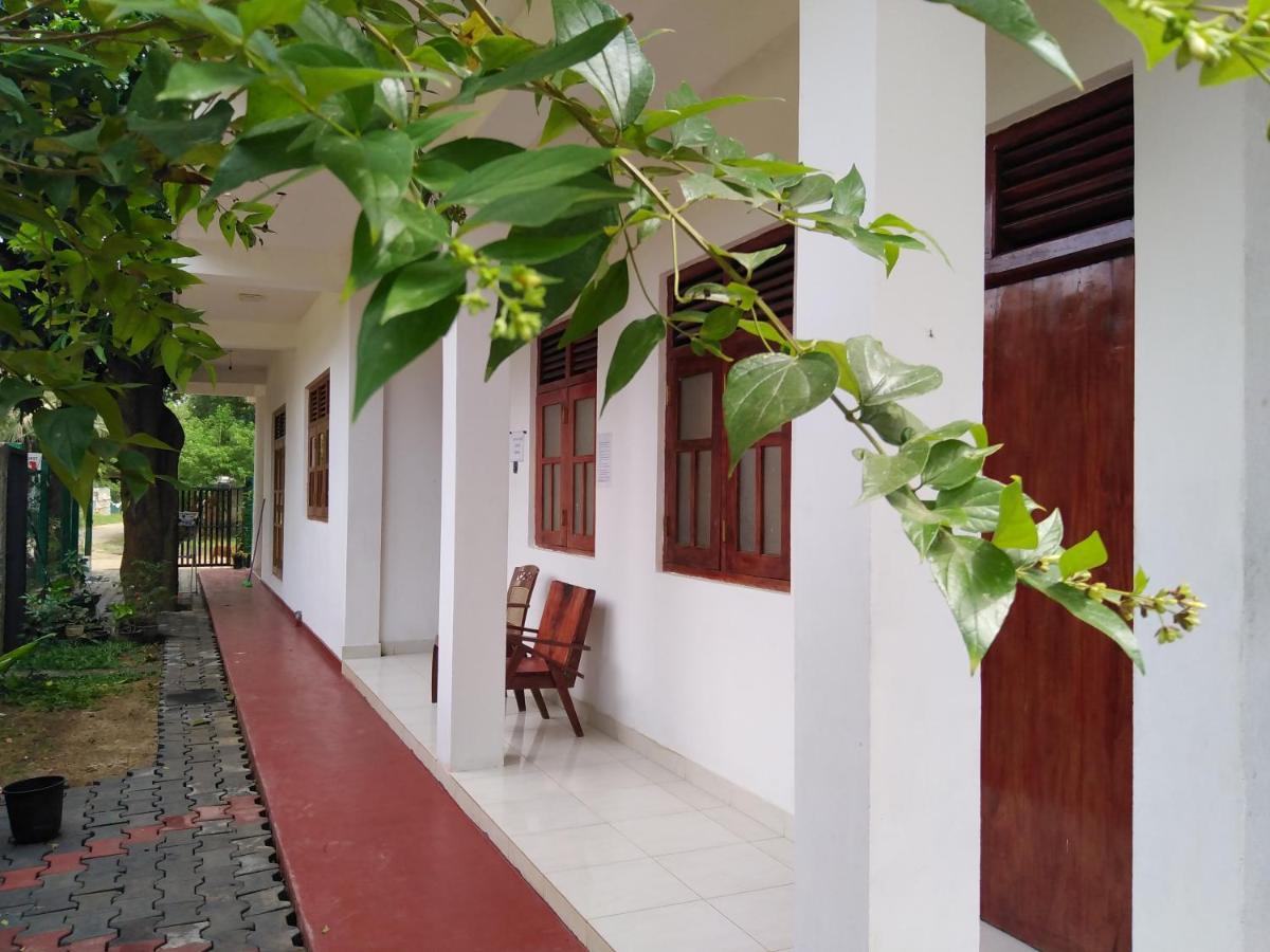 Dinesh Guest House Катарагама Екстер'єр фото